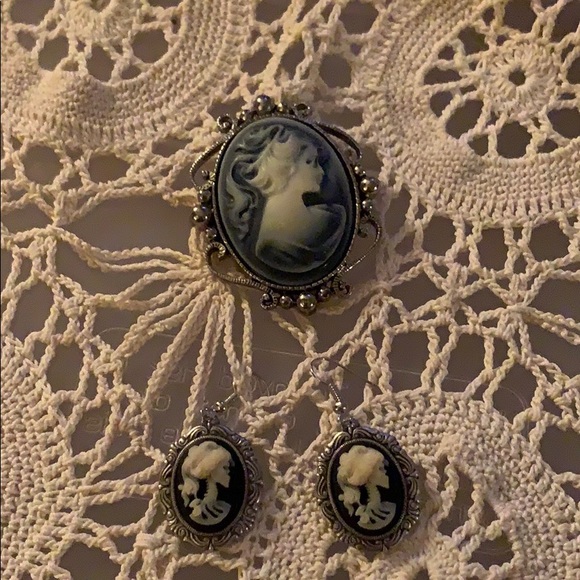 Cameo Brooch and Earrings Pre Owned - Picture 1 of 8